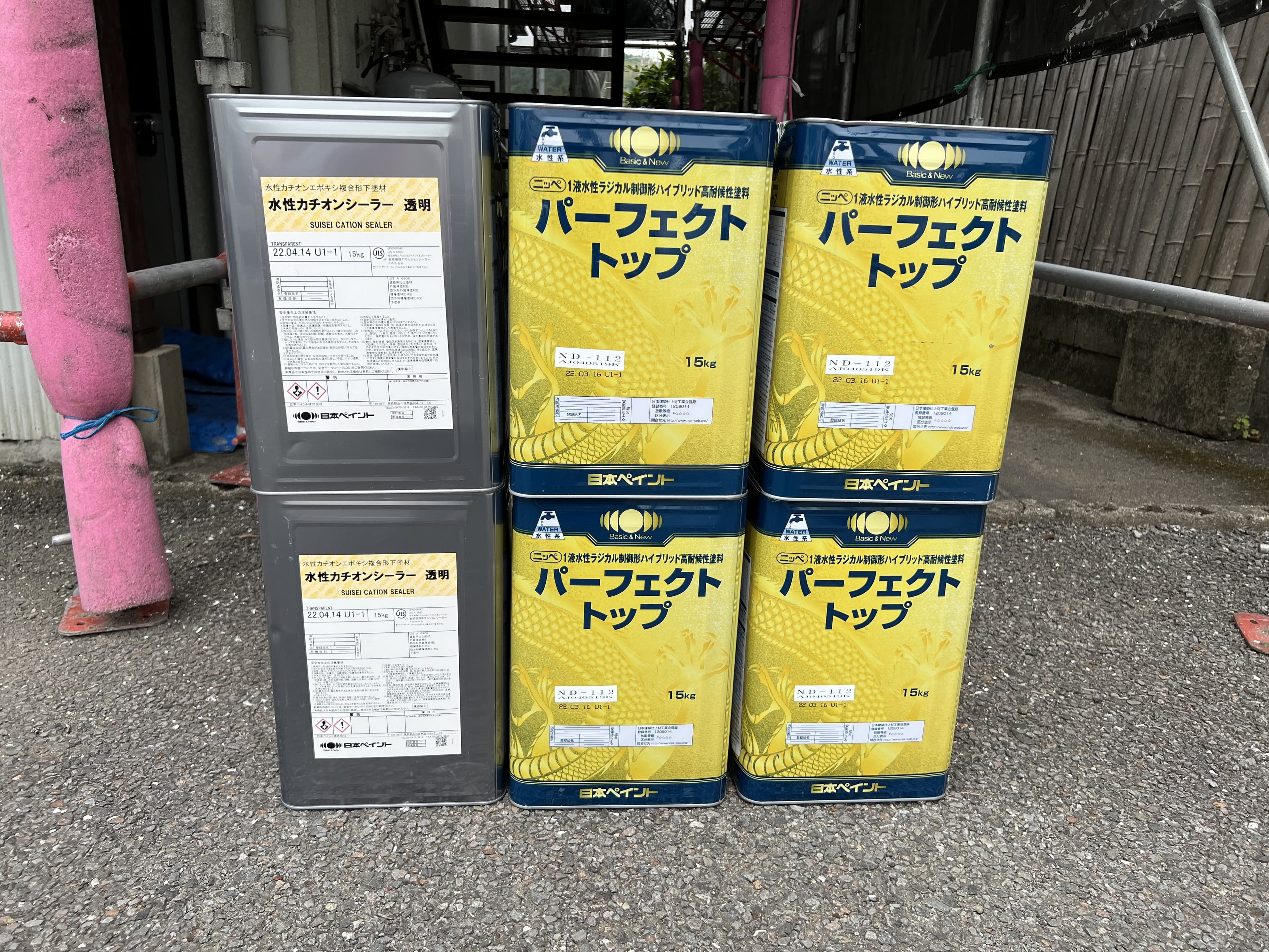 シリコン塗料の缶が現場に搬入された様子