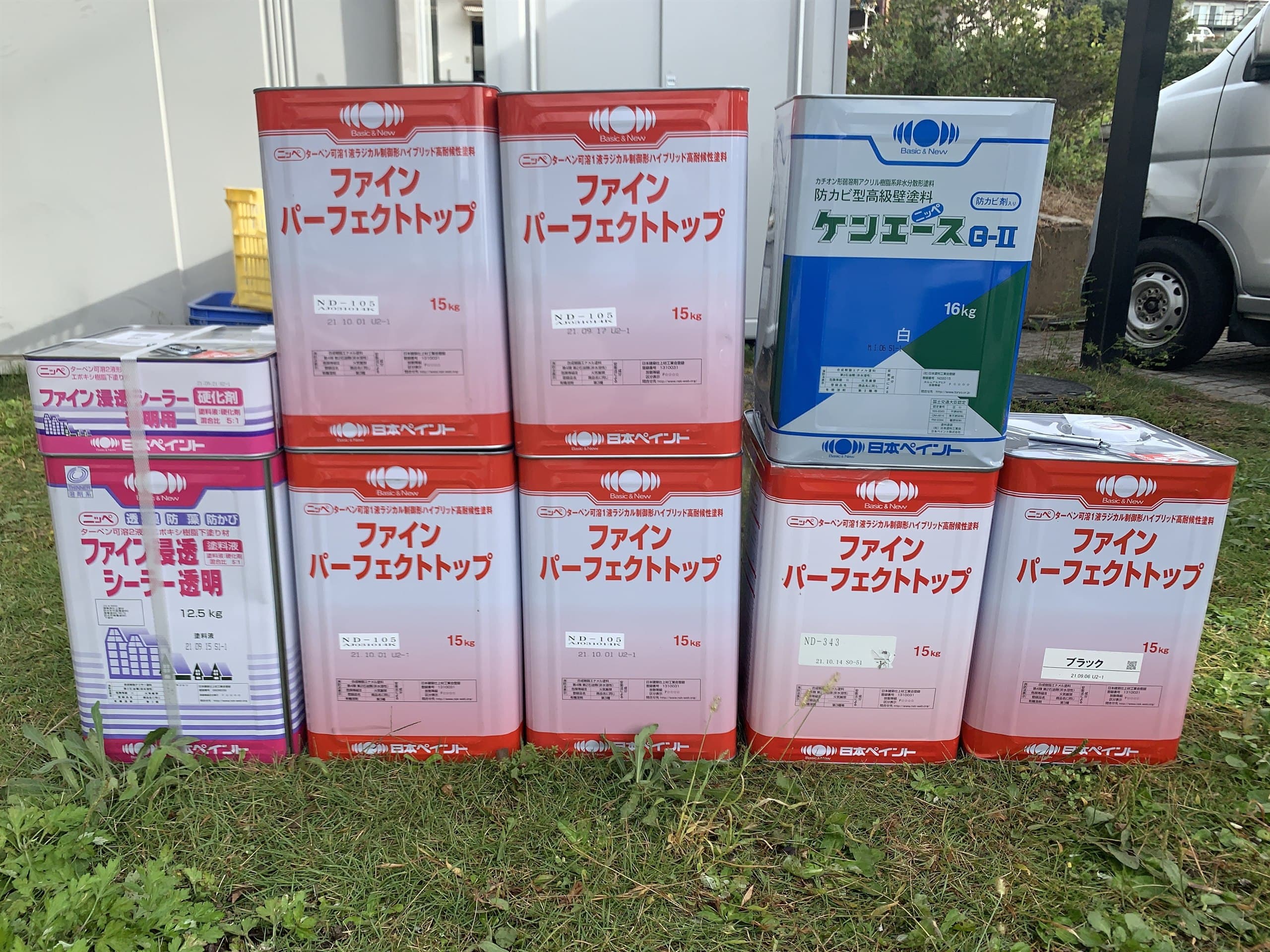現場に搬入された塗料の缶